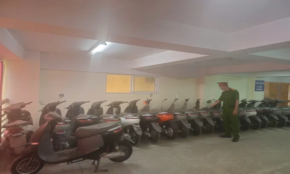 Khởi tố nhóm đối tượng sản xuất xe máy điện giả