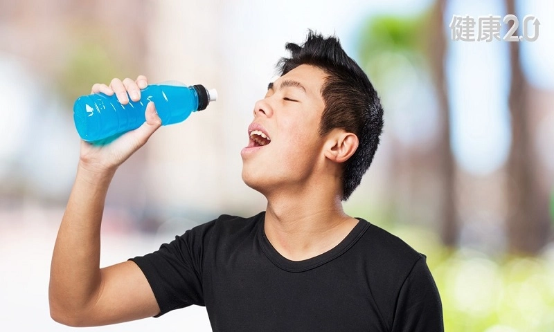 Uống nhiều đồ uống thể thao không ngọt được không?