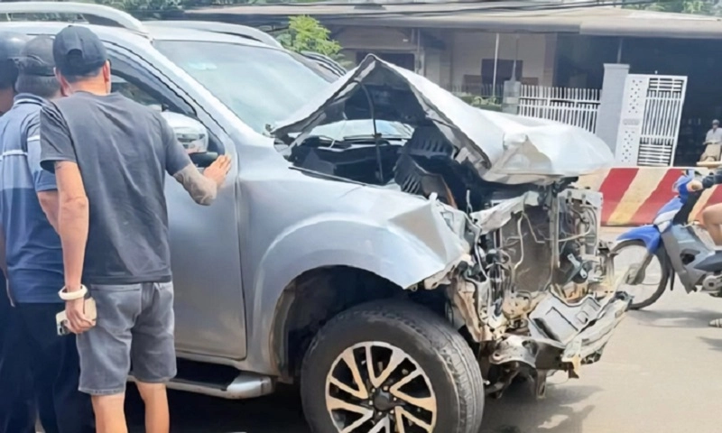 Tài xế xe bán tải gây tai nạn rồi bỏ trốn, người dân bắt giao công an 