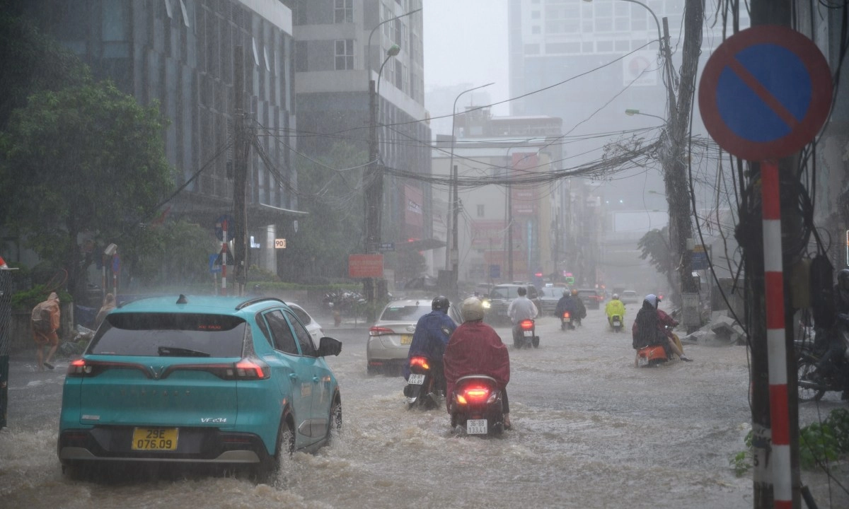 Hà Nội mưa lớn kéo dài, hàng loạt tuyến phố nguy cơ ngập nặng