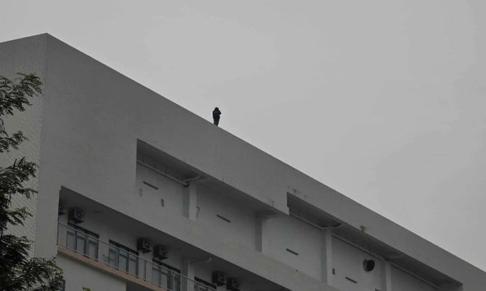 Kịp thời giải cứu thiếu nữ có ý định tự tử tại bệnh viện Bạch Mai