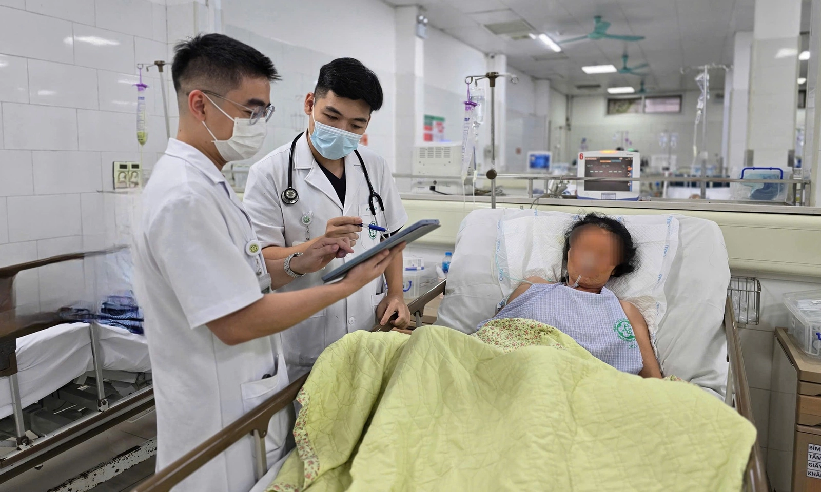 Người phụ nữ chảy máu não nguy kịch do bị sét đánh khi đang làm đồng