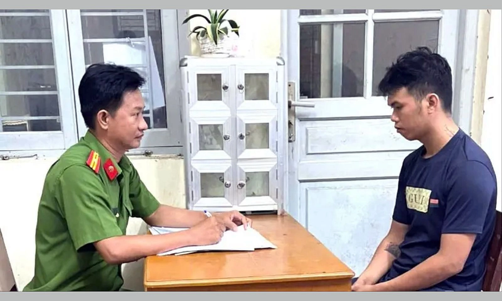 Bắt giam nam thanh niên dùng thanh sắt tấn công phụ nữ để cướp túi xách