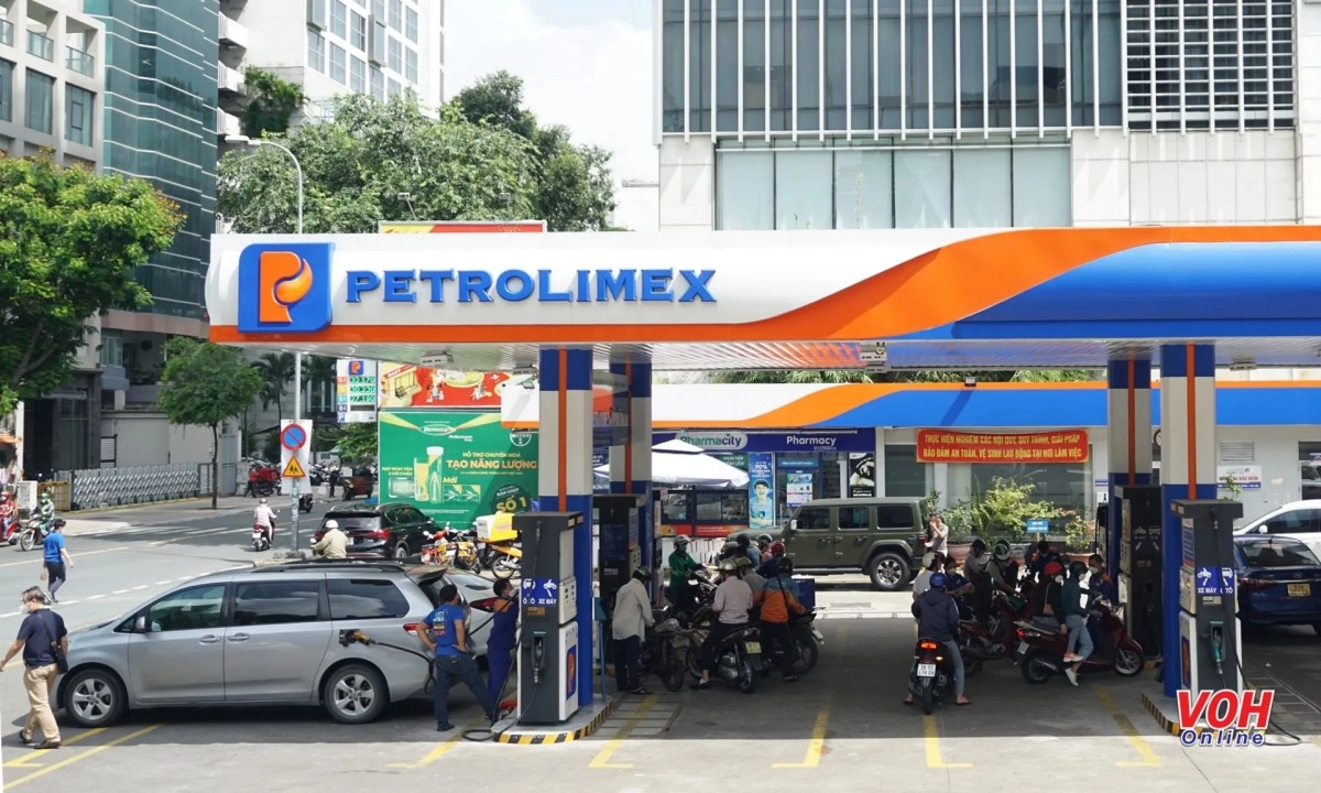 Giá xăng RON95 giảm xuống dưới 20.000 đồng/lít