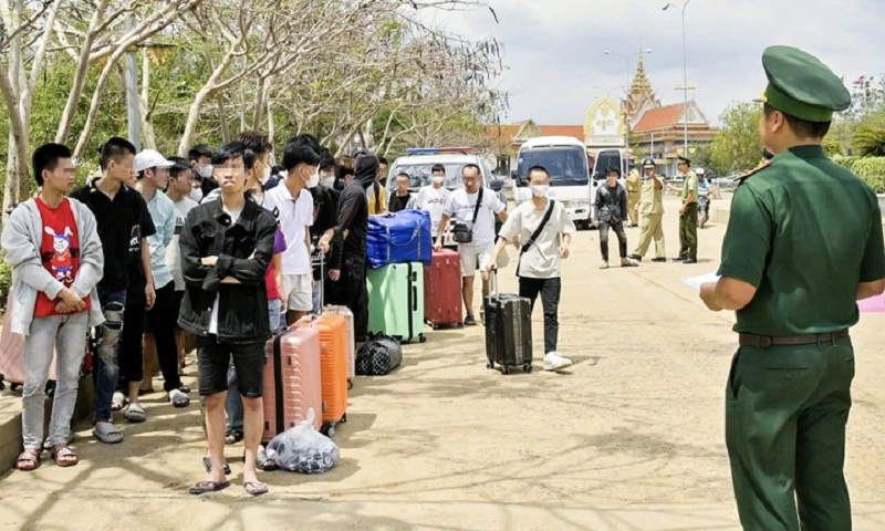 Hơn 140 người Việt hoạt động tội phạm, lừa đảo trực tuyến bị Campuchia tạm giữ 