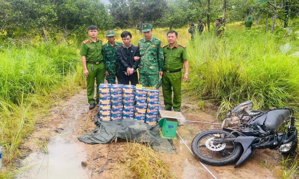 Hai thanh niên vận chuyển pháo lậu xuyên biên giới bị bắt giữ 