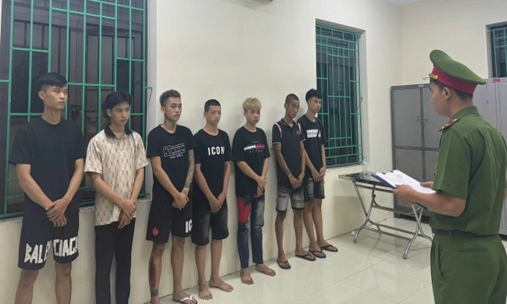 Gần 40 thanh thiếu niên tụ tập gây rối, ném chai bia làm vỡ kính ôtô