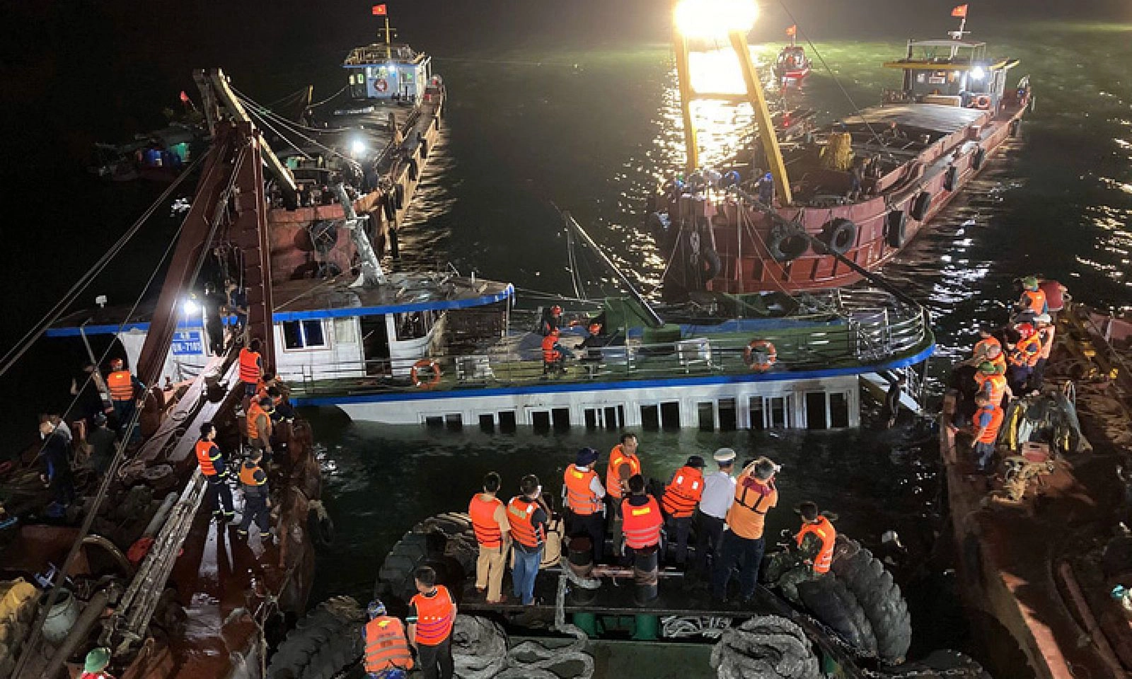Vụ lật tàu ở Quảng Ninh: Đã có 37 người thiệt mạng, tiếp tục tìm kiếm các nạn nhân mất tích