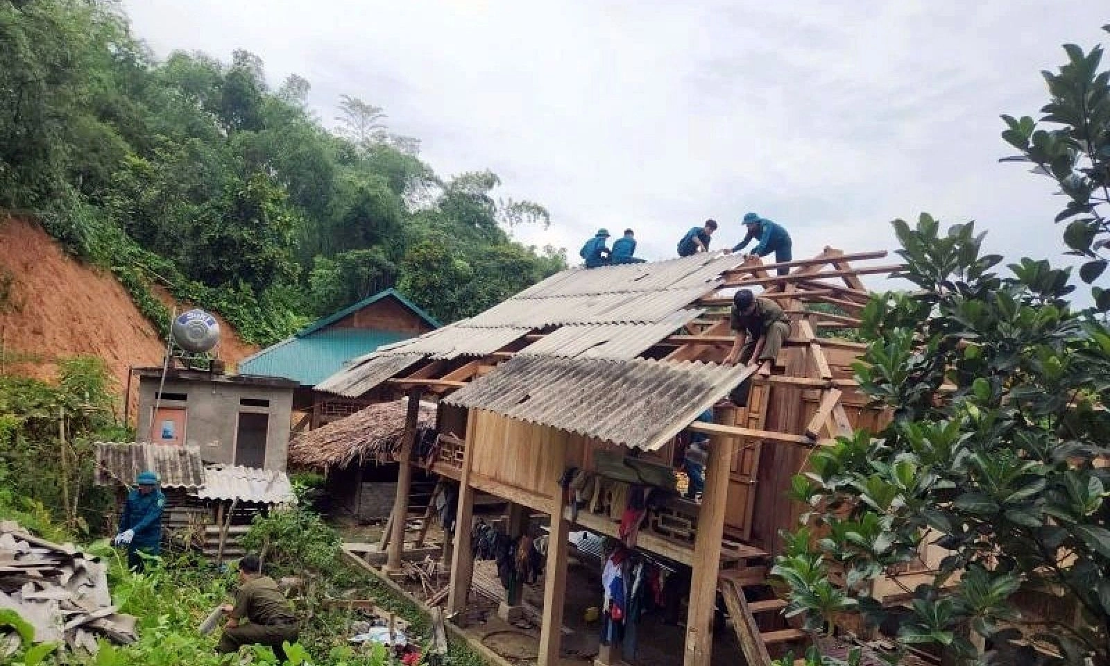 Mưa dông gây thiệt hại nặng ở Thanh Hóa, hàng chục nhà dân bị tốc mái