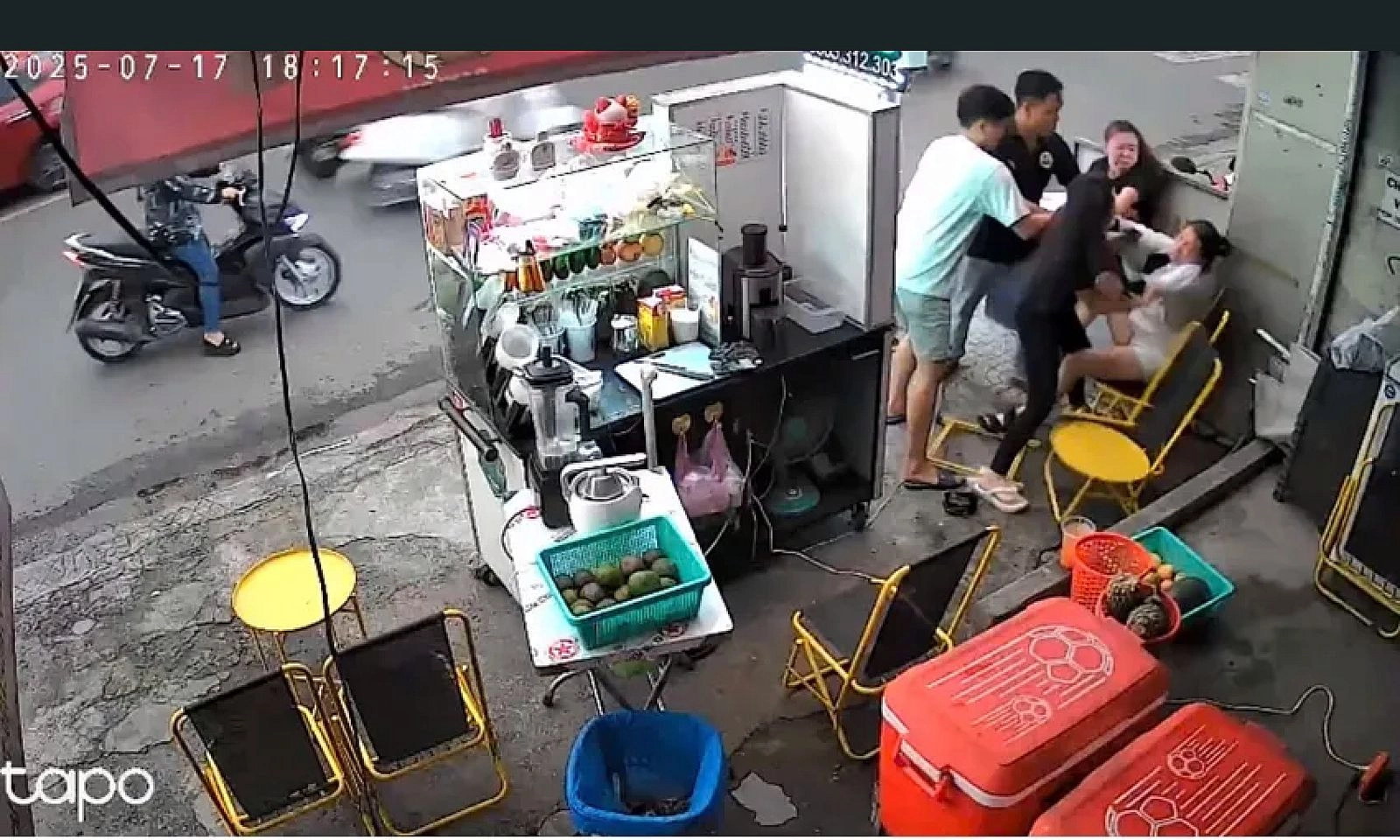 TP.HCM: Người phụ nữ bị hành hung sau khi phản ánh quán ăn lấn chiếm vỉa hè