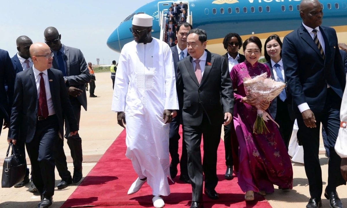 Chủ tịch Quốc hội Trần Thanh Mẫn đến Dakar, bắt đầu thăm chính thức Senegal