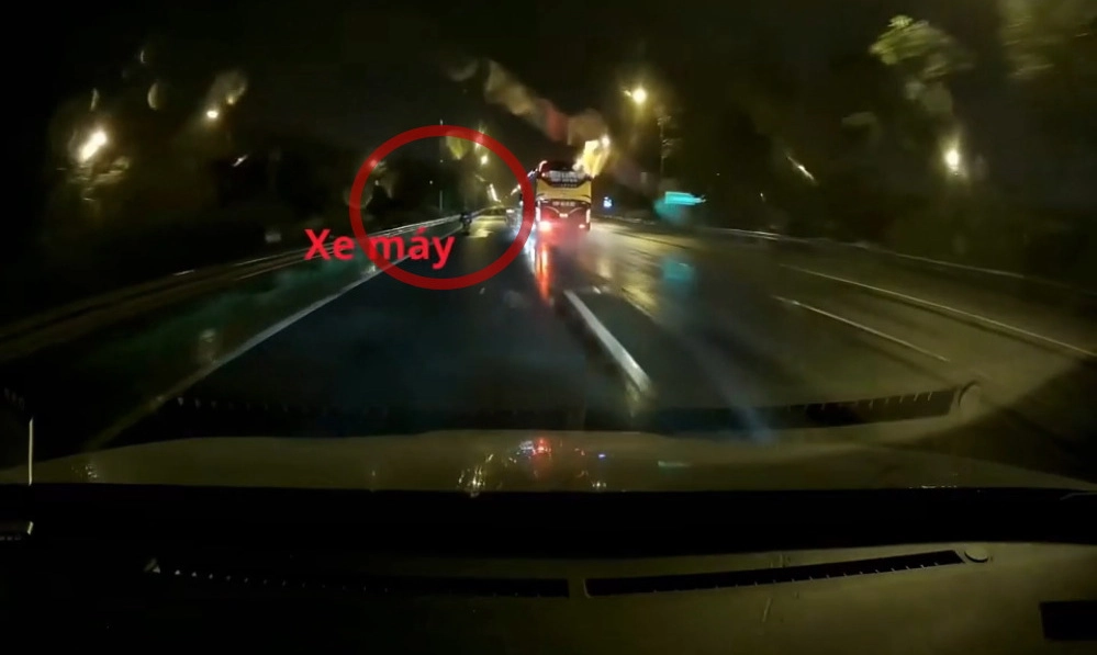 Video clip: Xe máy đi ngược chiều, không bật đèn trên đại lộ Thăng Long
