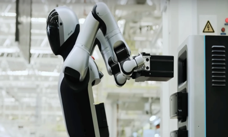 Trung Quốc ra mắt robot hình người đầu tiên có thể tự vận hành và thay pin