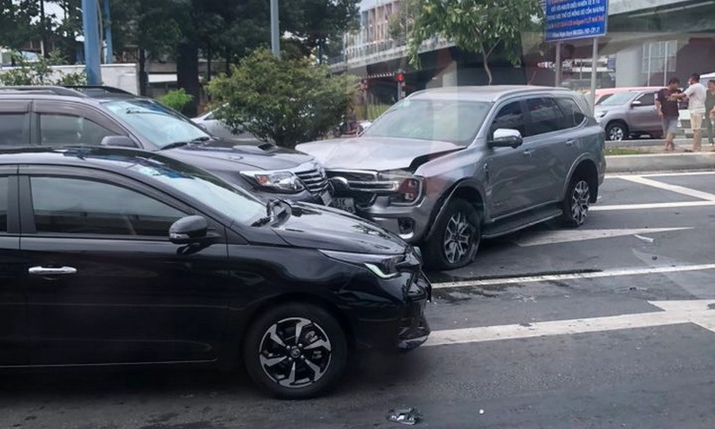 TPHCM: Ô tô mất lái gây tai nạn liên hoàn trên đại lộ Võ Văn Kiệt
