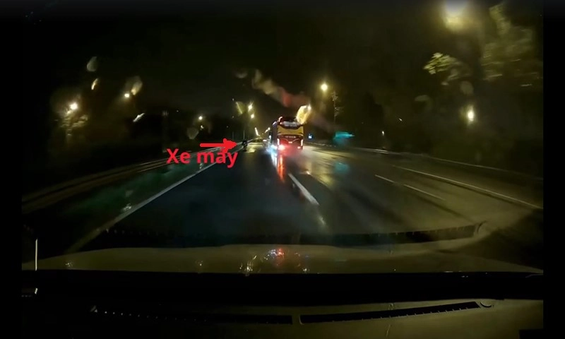 Xe máy đi ngược chiều, không bật đèn trên cao tốc trong đêm đen