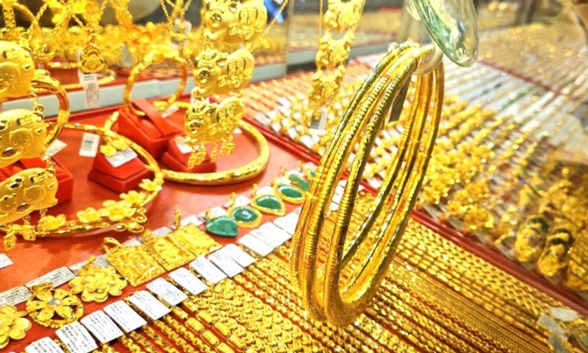 Giá vàng giảm mạnh trong nước và quốc tế