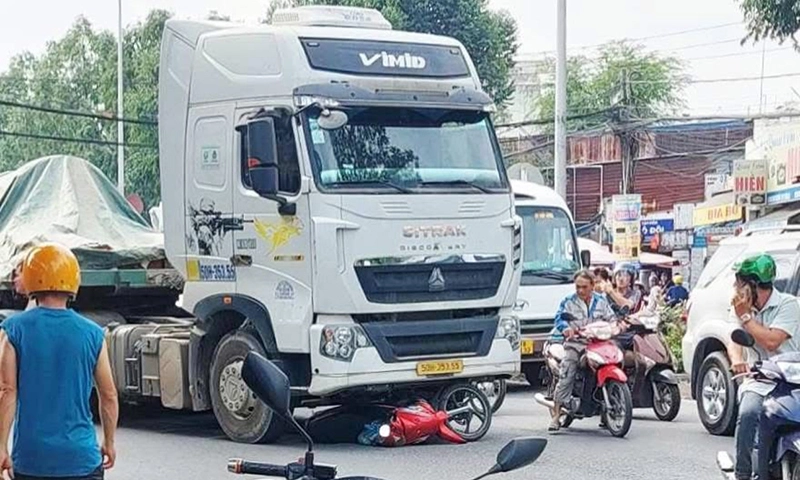 Xe máy va chạm xe đầu kéo, người đàn ông tử vong
