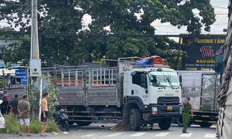Rẽ phải vào giao lộ, xe tải cuốn xe đạp điện vào gầm, nữ công nhân tử vong 