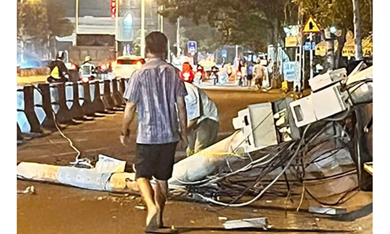 Xe ben bật thùng xe lên trời kéo gãy cột điện, đè trúng ô tô bán tải