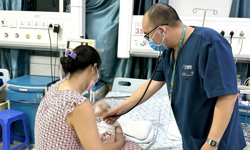 Tăng phụ cấp để giữ chân nhân lực ngành y 