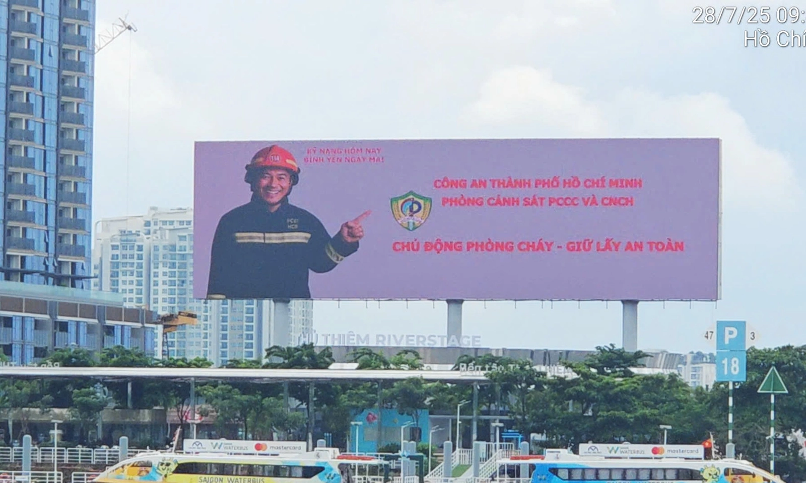 TPHCM tuyên truyền an toàn PCCC trên loạt màn hình lớn ven sông Sài Gòn