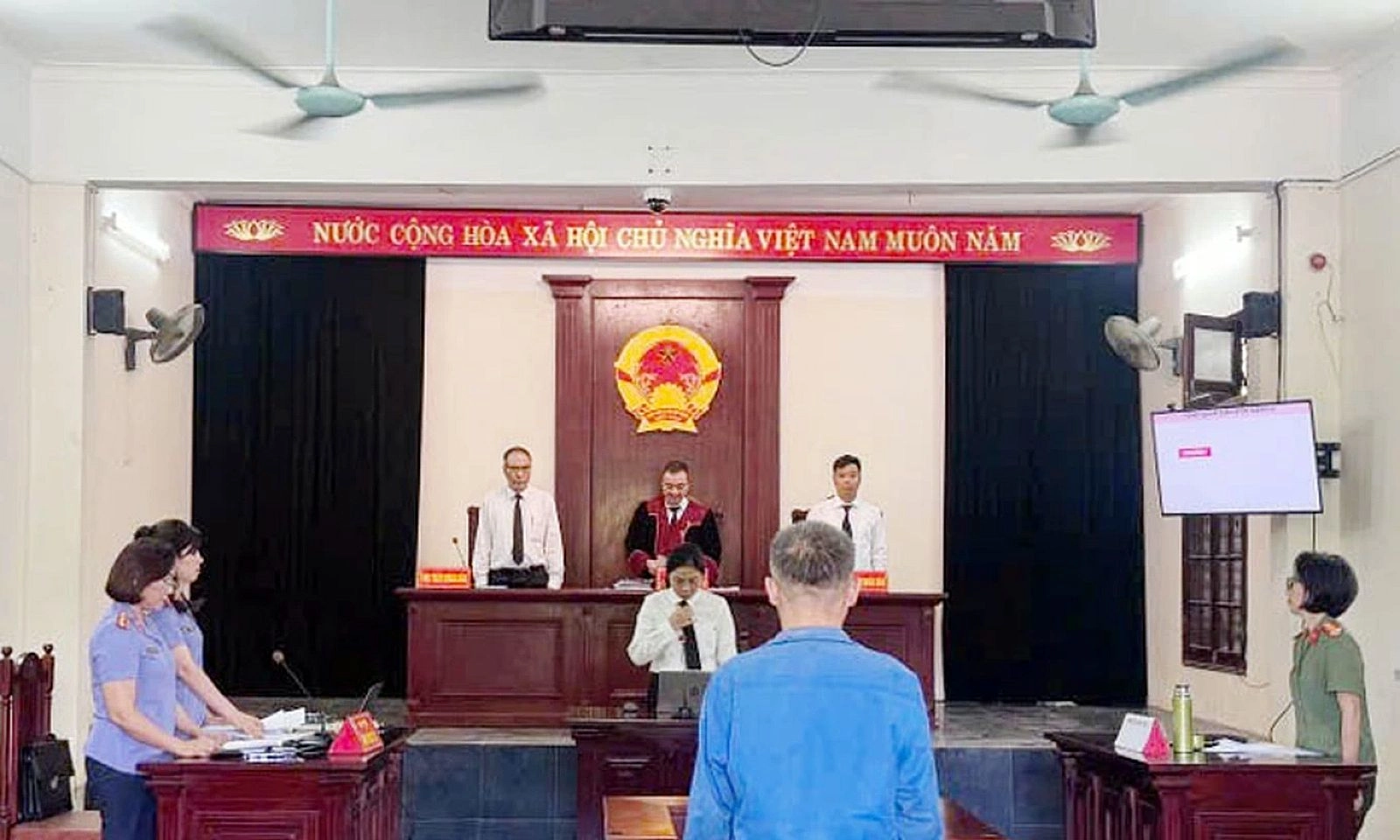 Xét xử người đàn ông Trung Quốc trộm 2.300 USD trên máy bay