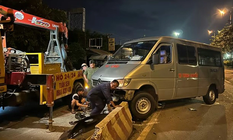 Tông vào hiện trường vụ tai nạn, 2 người đi xe máy phải cấp cứu