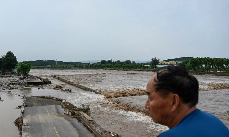 Bão áp sát Trung Quốc gây mưa lớn và lũ lụt nghiêm trọng
