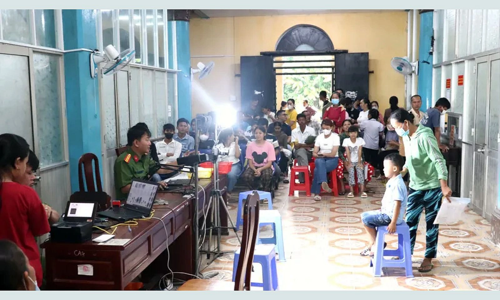 Một phụ nữ dùng số thứ tự căn cước để đổi bán vé số giá cao