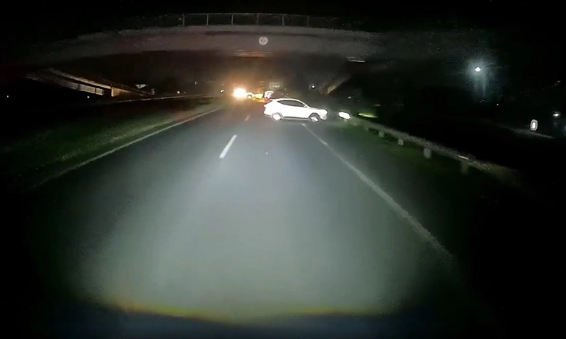 Clip: ô tô ngang nhiên chạy ngược chiều, quay đầu trên cao tốc trong đêm