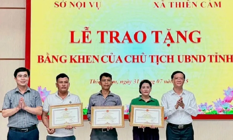 Trao bằng khen cho ba công dân dũng cảm cứu người trong vụ chìm tàu du lịch 