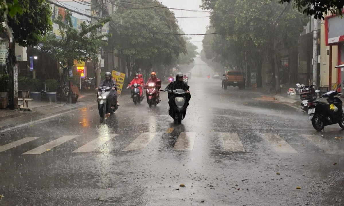 Thời tiết 1/8: Bắc Bộ và Nam Bộ có mưa lớn