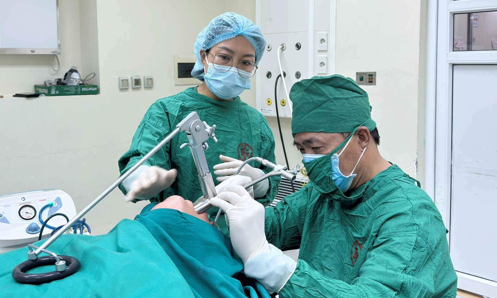 Ăn quất hồng bì, người phụ nữ bị sặc dị vật vào phổi