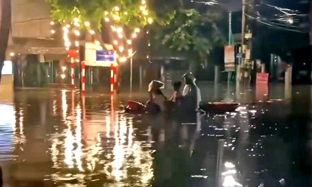 Thái Nguyên ngập nặng trong đêm: Người dân bơi thuyền ra phố