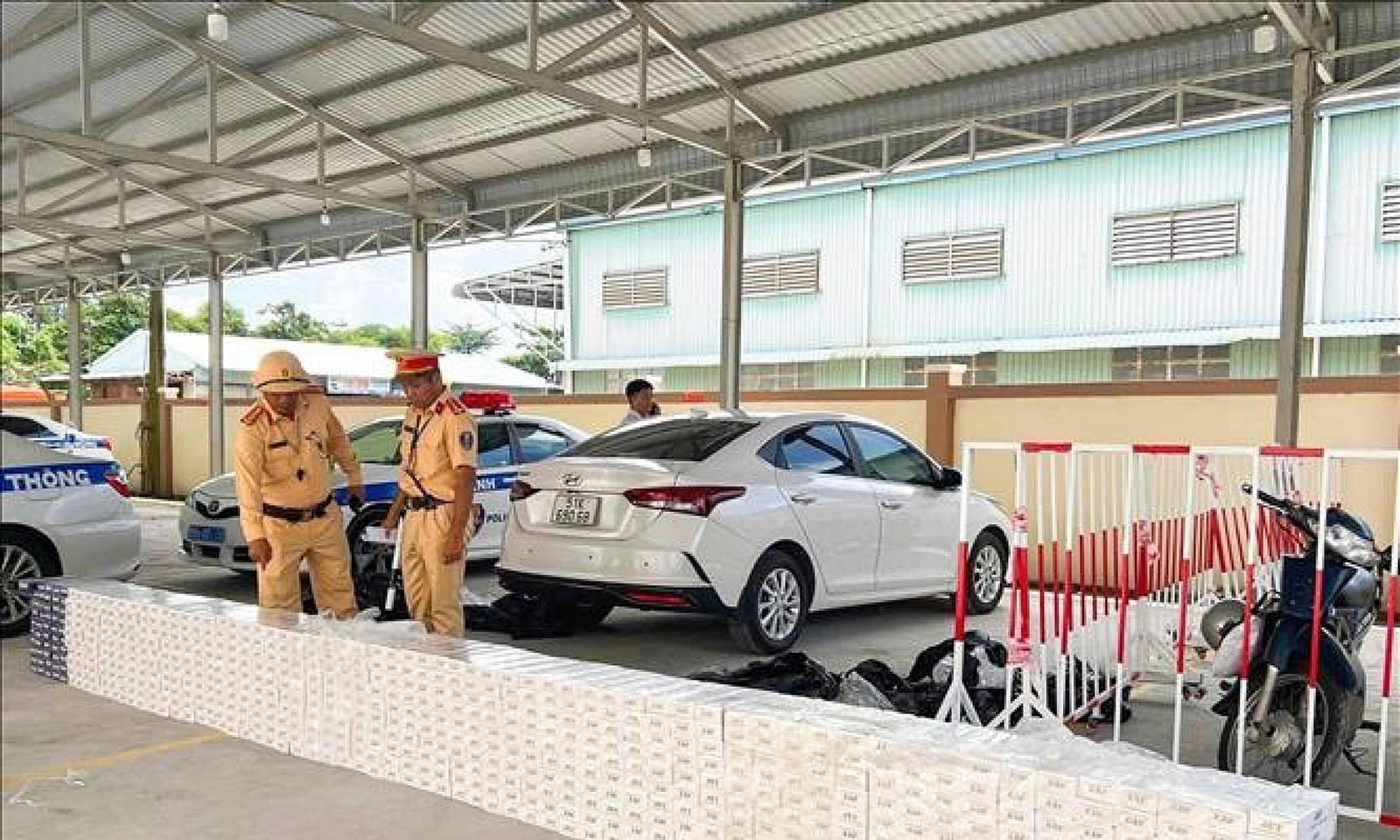 Cần Thơ: Phát hiện ô tô chở 6.500 bao thuốc lá nghi nhập lậu