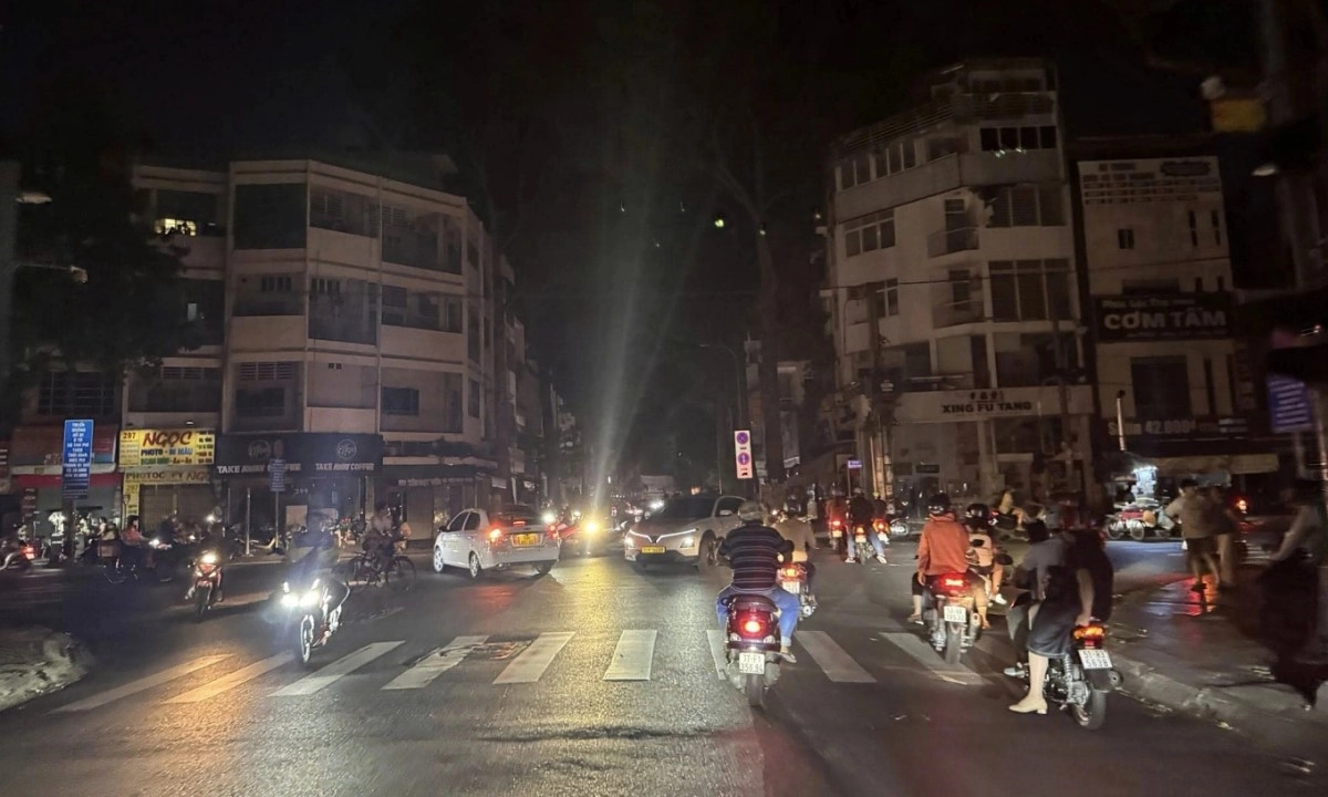 TPHCM mất điện diện rộng bất ngờ giữa đêm