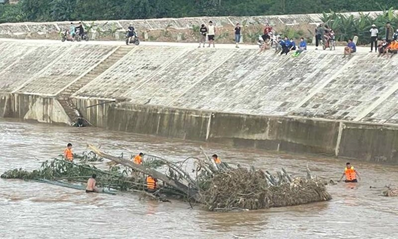 Đi bắt cá, thiếu niên 14 tuổi bị lũ cuốn trôi