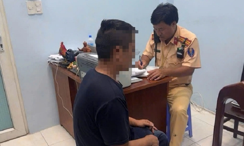 Tài xế xe đầu kéo bị phạt nặng vì lạng lách, đánh võng trên cao tốc 