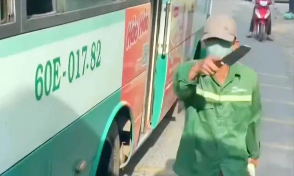 Điều tra người đàn ông từ xe buýt bước xuống cầm dao đe dọa tài xế ô tô