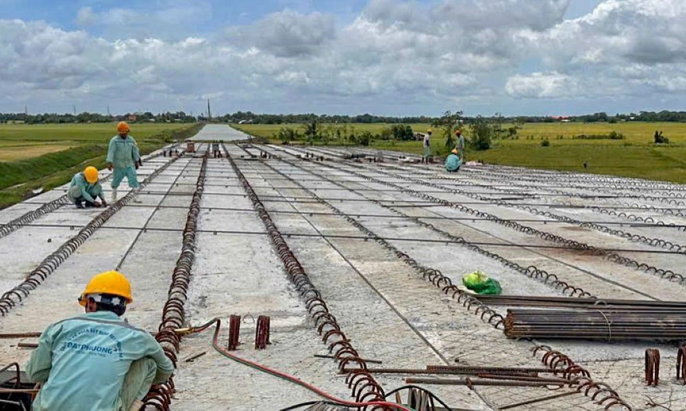 Cao tốc Châu Đốc - Cần Thơ - Sóc Trăng: Đẩy mạnh thi công 3 ca, 4 kíp đảm bảo tiến độ