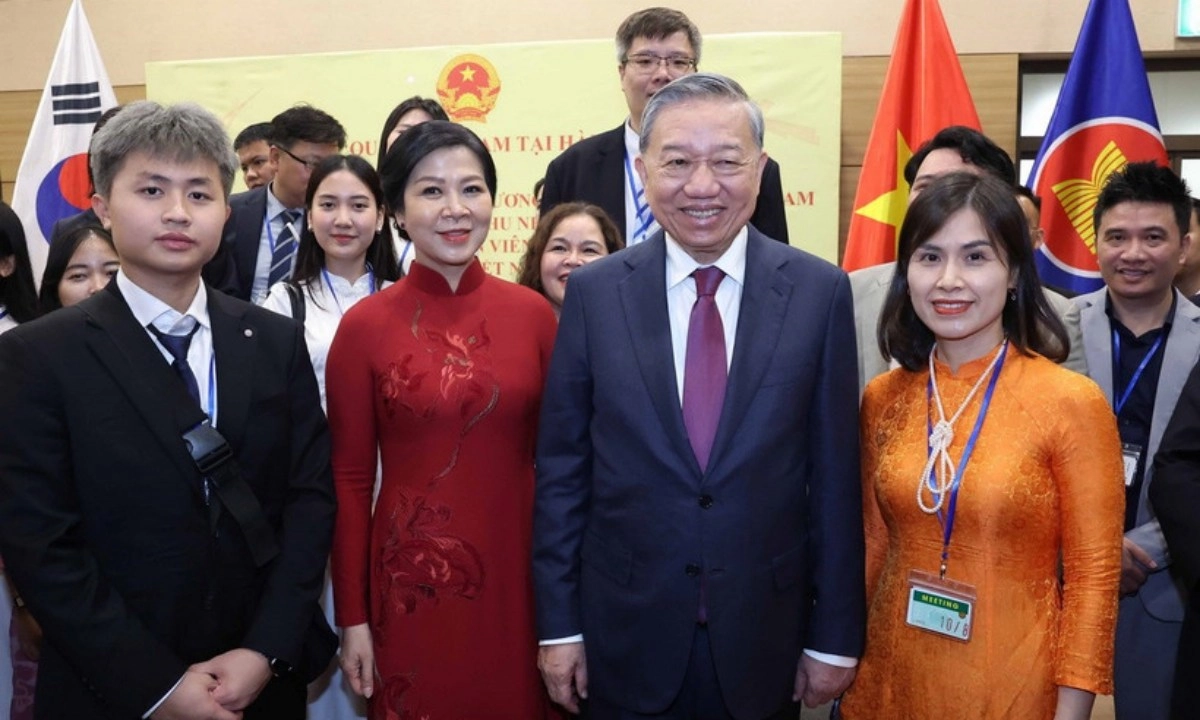 Tổng Bí thư gặp gỡ nhân viên Đại sứ quán và người Việt Nam tại Hàn Quốc