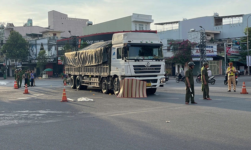 Xe tải đụng xe máy, hai phụ nữ đang đi chợ bị thương vong