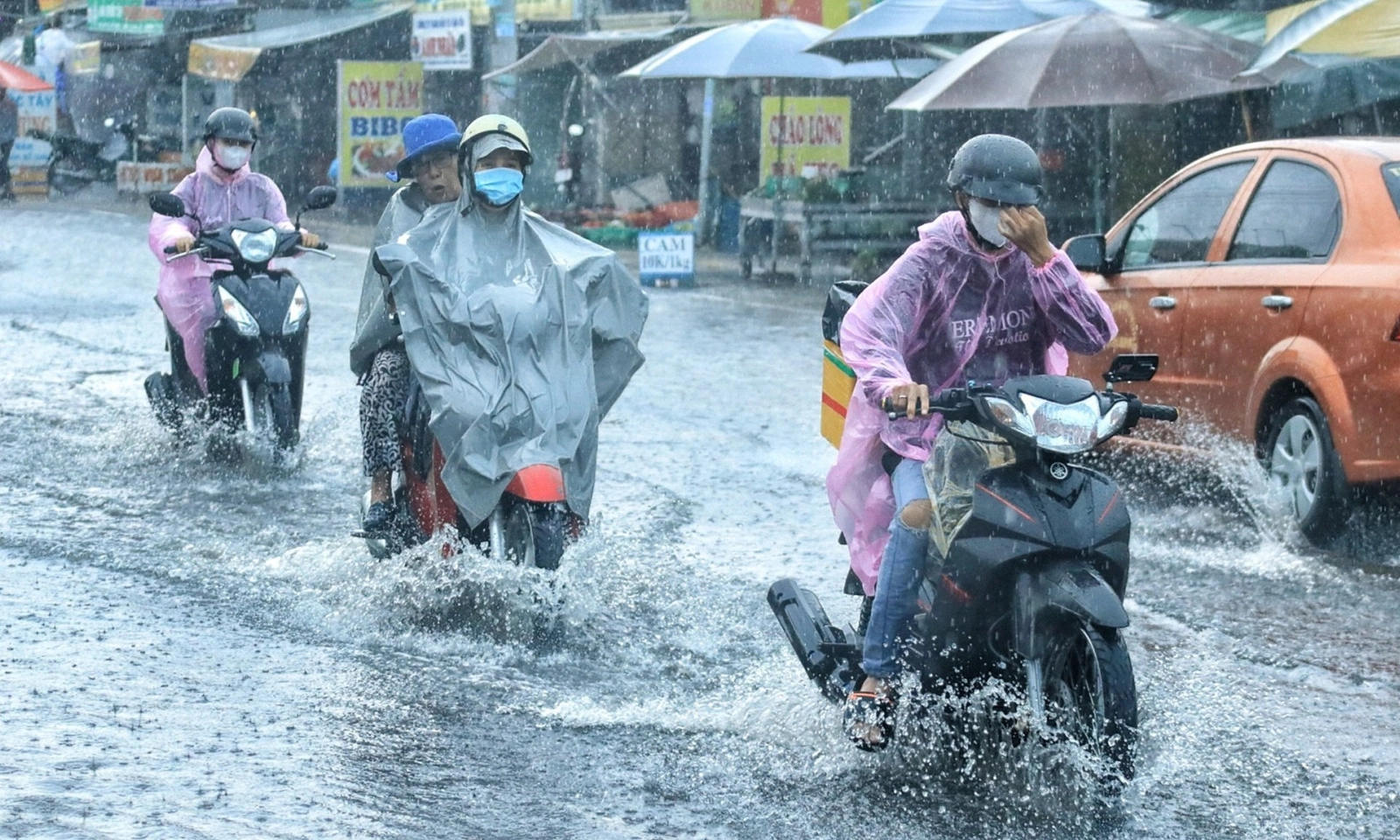 Áp thấp nhiệt đới suy yếu, Đông Bắc Bộ vẫn mưa lớn