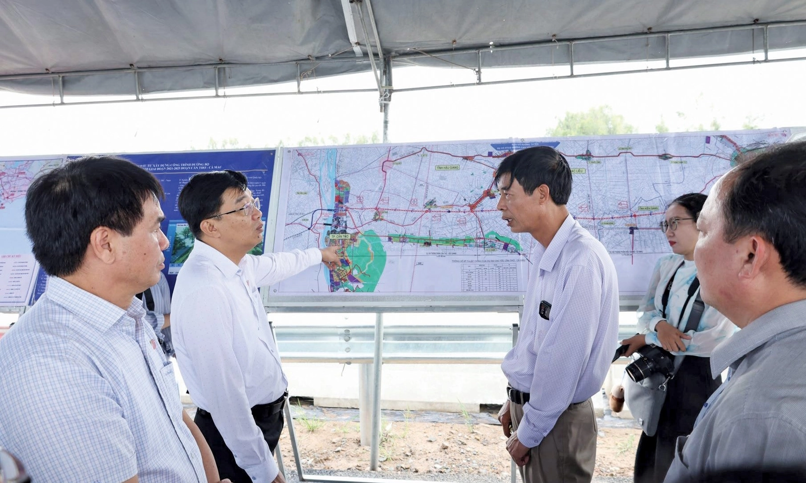 Tiến độ cao tốc Cần Thơ - Cà Mau đạt hơn 74%, quyết tâm hoàn thành ngày 19/12/2025