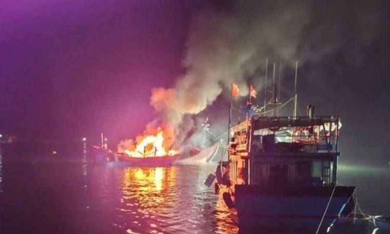 Quảng Ngãi: Cháy tàu cá khi neo đậu tại cửa biển Sa Kỳ