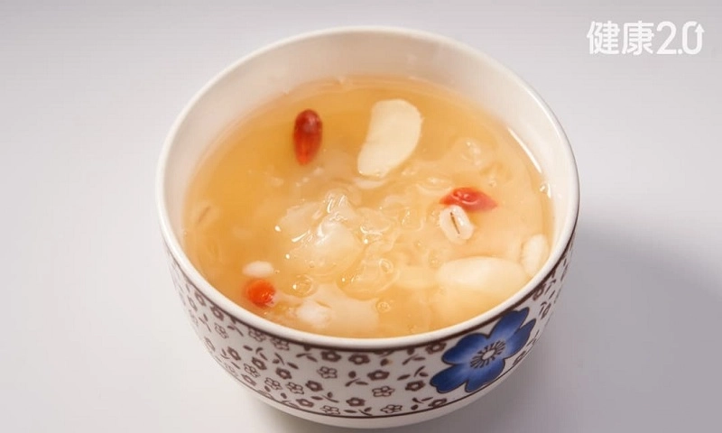 Nước mộc nhĩ trắng và dâu tằm cải thiện giấc ngủ