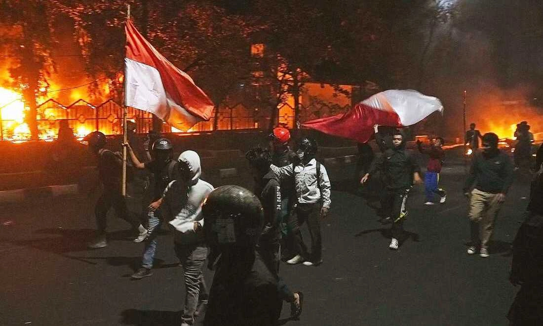 Indonesia: Bạo lực leo thang, người biểu tình phóng hỏa trụ sở chính quyền