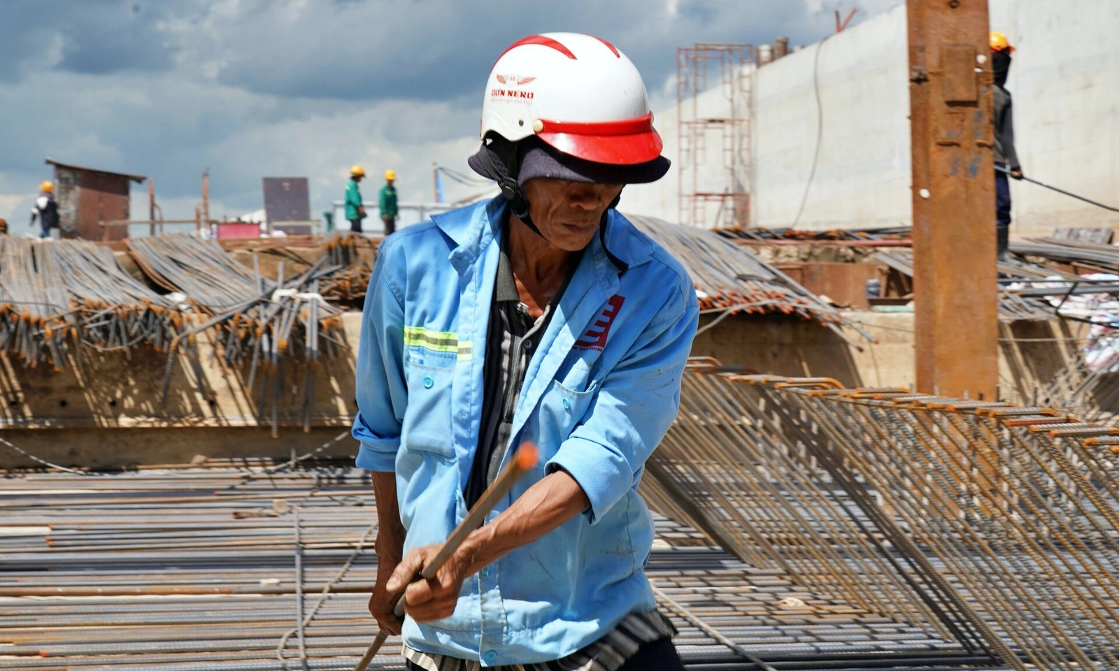 TPHCM: Công nhân, kỹ sư thi công xuyên lễ tại nút giao An Phú để kịp tiến độ
