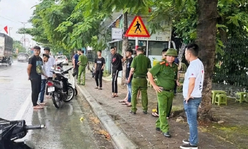 Nam sinh đang đi xe đạp bị nhóm học sinh khác đánh đến co giật trên đường 