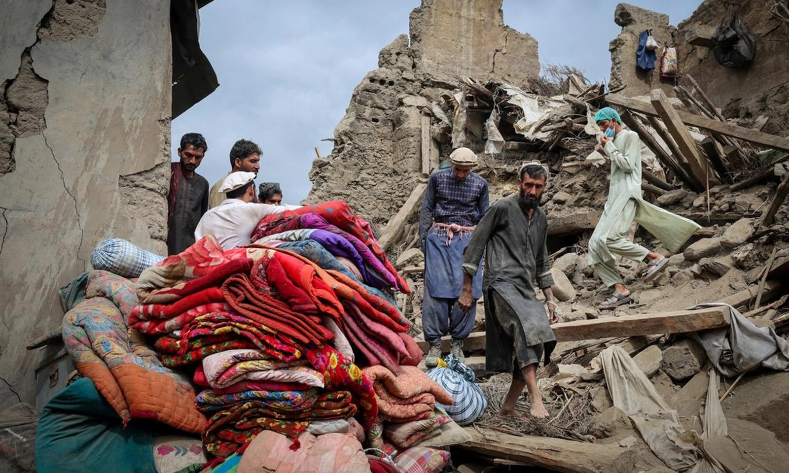 Lính biệt kích Afghanistan nhảy dù xuống khu vực động đất để giải cứu người sống sót